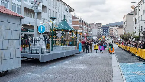Comparsa Cantos Somos. Amais as carrozas que presentaron coa igrexa, o palco e o cruceiro de San Bartolomeu, e outros elementos da parroquia, valeulles o terceiro premio en carrozas. 
