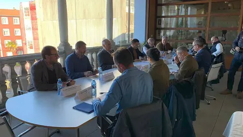 El conselleiro del Medio Rural se reunió con la comisión permanente del consejo regulador de la DO Rías Baixas para abordar diversas cuestiones de interés para el sector vitivinícola.