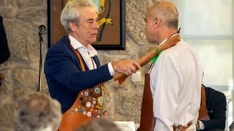 Momento en que Antonio Alén, Gran Mestre de la Confraría do Viño do Condado do Tea e Espumosos nombra confrade ao director de DL-G, Roberto Ledo, o pasado 1 de diciembre de 2019, en Salvaterra de Miño.