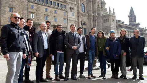 El conselleiro de Cultura y Turismo asistió a la grabación, en la que estuvieron presentes los protagonistas de la serie Álex González, Verónica Echegui, Anna Schimrigh, Andrea Bosca y Alberto Jo.