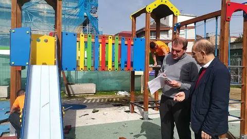 Represas nun destes parques infantís. 