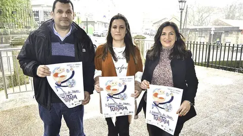 A presentación deste evento foi por parte da concelleira de Comercio, Ana Mª Núñez, o concelleiro de Servizos Sociais e Medio Ambiente, Ismael Diz, e a presidenta de Arraianos, Andrea Costa. 