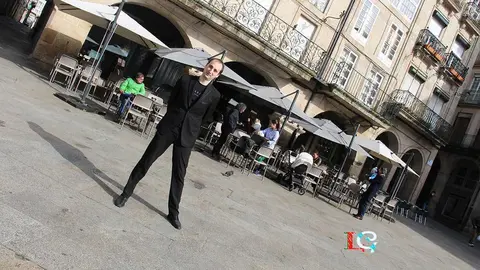 El gerente de Tamarindo, Jorge Mejuto, en la praza Maior de Ourense. Detrás, la terraza de Tamarindo Patio Bar. 