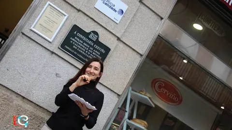 Ana Cerviño a la puerta de la Confitería degustando una caña frita. 