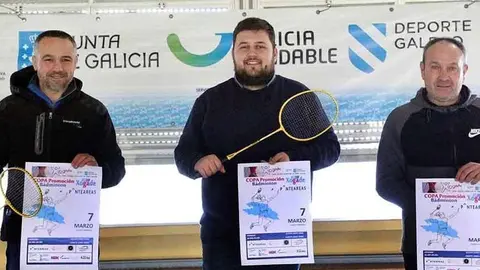 O concelleiro de Mocidade, Miguel Bouzó, con José Luis Soto, de ADECONPAR, e Víctor Lemos, do Club Bádminton Ponteareas.