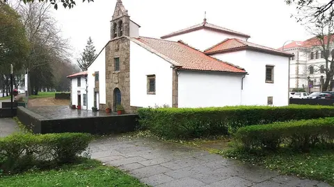 Entre as actuacións que se levaron a cabo, destaca o pintado das fachadas, a limpeza da pedra e a renovación de parte do tellado.