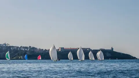 Este sábado se celebra una nueva jornada de la liga invernal que el Monte Real Club de Yates organiza en exclusiva para los monotipos J80. ROSANA CALVO.