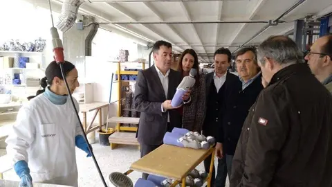 El conselleiro de Cultura y Turismo visit&oacute; la f&aacute;brica de cer&aacute;mica en Cervo en la que est&aacute; previsto crear un conjunto museogr&aacute;fico que incluya la casa de Isaac D&iacute;az Pardo.