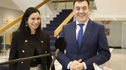 La presidenta del C&iacute;rculo de Empresarios, Patricia Garc&iacute;a, y el conselleiro de Cultura, Rom&aacute;n Rodr&iacute;guez, en Vigo. 