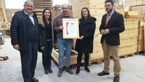 El director de la Agencia Gallega de la Industria Forestal (Xera), Ignacio Lema, acompañó a la entidad PEFC Galicia en la entrega del certificado de cadena de custodia a esta compañía ubicada en Berres.