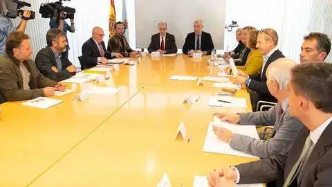 Almuiña y Conde se reúnen con miembros de la Confederación de Empresarios de Galicia y representantes sindicales para abordar la situación actual del coronavirus.