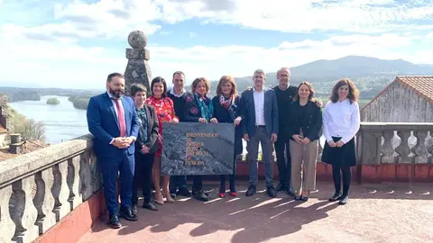 No acto de presentación desta Estratexia de Turismo, no que participaron Laura González-Dopeso, responsable de programas europeos de Turismo de Galicia e Enrique Cabaleiro, alcalde de Tui. Tamén estiveron presentes Emiliano Lage, alcalde de Fornelos de Montes; Francisco Ferreira, alcalde de Gondomar; Antonio Lomba, alcalde da Guarda; Nidia Arévalo, alcaldesa de Mos; Juan A. González, alcalde de Nigrán; Cristina Correa, alcaldesa de Oia; Digna Rivas, alcaldesa de Redondela; Ánxela Fernández, alcaldesa do Rosal; así como os concelleiros de turismo de Gondomar, Nigrán, Redondela, Soutomaior e Tui.