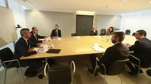 El vicepresidente de la Xunta, Alfonso Rueda, y el conselleiro de Sanidad, Jesús Vázquez Almuíña, mantuvieron en la tarde del jueves una reunión con representantes de la Federación Gallega de Municipios y Provincias (Fegamp)