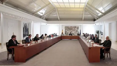Reuni&oacute;n del Consejo de Ministros extraordinario en el que se decreta el Estado de alarma para hacer frente a la expansi&oacute;n del Coronavirus COVID 19. Pool Moncloa / JM CABALLERO.