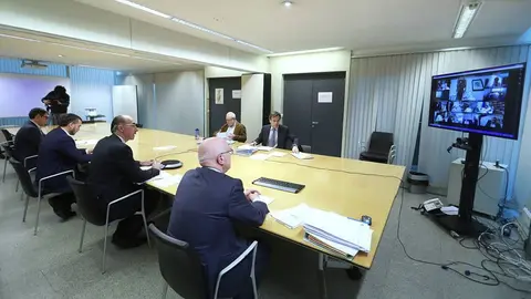 O conselleiro de Sanidade, Jesús Vázquez Almuiña, mantivo hoxe unha vídeo conferencia cos responsables dos centros privados galegos para informarlles das medidas concretas que se van adoptar en cumprimento do disposto polo Ministerio de Sanidade.