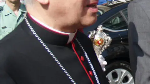 El obispo Luis Quinteiro Fiuza, en Ponteareas en 2010. ARCHIVO. 