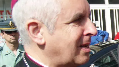 El obispo Luis Quinteiro Fiuza, en Ponteareas, en 2010. ARCHIVO. 