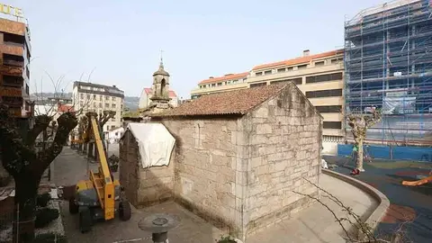 Unha vez retirado guindastre que caeu, realizanse no interior da capela tarefas de limpeza previas á peritaxe para avaliar o danos. 