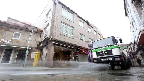 Un camión hace limpieza y desinfección en rúas. 