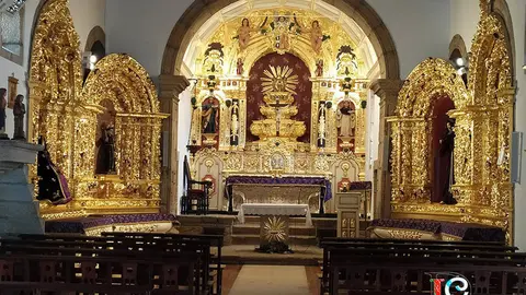 La iglesia de santa Comba da Vilariça sorprende y deslumbra al visitante con sus retablos restaurados.