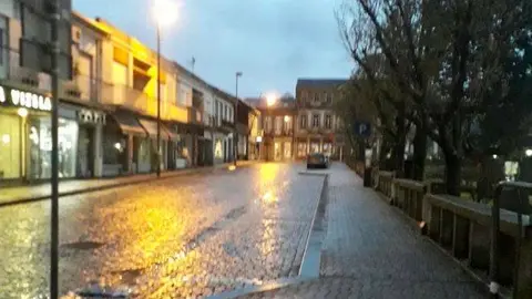 Un aspecto de una calle de Vizela durante el confinamiento. 