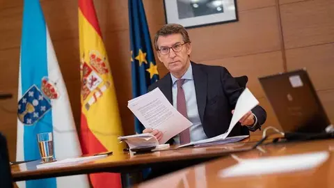 Después de que el Gobierno de España comunicara la decisión de adoptar medidas más restrictivas para la economía ante la pandemia del coronavirus, el presidente del Gobierno gallego, Alberto Núñez Feijóo, trasladó esta mañana a Pedro Sánchez la necesidad de un cierre ordenado de las actividades económicas.

“Le trasladé al Gobierno central que no sería bueno un cierre abrupto de sectores económicos. Nos preocupa que dar al botón de pausa pueda ser dar el botón de apagado de muchas o de algunas empresas y, en definitiva, de muchos o de algunos puestos de trabajo”, dijo, haciendo hincapié en la inquietud que supone para las comunidades desconocer con exactitud el alcance y contenido de las industrias que, a partir de mañana, van a disminuir o suspender su actividad.

Asimismo, durante la videoconferencia con el presidente del Gobierno central y con los otros presidentes autonómicos, y en el marco europeo, Feijóo expresó el deseo de que las propuestas españolas fructifiquen en el Eurogrupo, de manera que los sacrificios que se están pidiendo al conjunto de los ciudadanos y de las naciones sea proporcionado a la ayuda y a la solidaridad de las medidas que adopte la Unión Europea. “A tal efecto, el Gobierno central tiene nuestro apoyo”, matizó, subrayando que Galicia cree en una Unión Europea solidaria entre naciones al igual que cree en la España solidaria de las comunidades.

SUMINISTRO

A lo largo del encuentro, el titular del Ejecutivo gallego reiteró la necesidad de material sanitario, solicitando al Gobierno de España un calendario de entregas de suministro, para que cada comunidad pueda organizarse. “Nos alegramos de que el presidente informara ayer del material que España ha apalabrado o contratado, pero es importante saber cuándo va a llegar ese material”, insistió, recordando que la Xunta lleva suministrado a 251 ayuntamientos de Galicia: 22.000 mascarillas, 10.000 trajes y 300.000 guantes; “de este modo, y con el material que se entregará mañana, llegaremos a las 122.000 mascarillas, a los 25.000 trajes y a los 350.000 guantes”, confirmó, para el desarrollo de servicios como el de Ayuda al Hogar o de Protección Civil.

“Seguiremos comprando material, porque no podemos esperar a tener un material centralizado por el Ministerio”, aseguró, resaltando que hoy, Galicia recibió una nueva partida de material sanitario de la Xunta que asciende a más de 700.000 mascarillas -500.000 compradas por el Sergas, 100.000 donadas por Inditex y otras 100.000 donadas por Grupo Caamaño-, que serán distribuidas en tiempo real a las áreas sanitarias y a los centros sociales.

En esta misma línea, el responsable del Gobierno gallego reiteró la importancia de seguir haciendo test masivos, así como conocer la curva epidemiológica; “sería muy útil para las comunidades conocer cuál es la previsión del Gobierno de España, cuál va a ser el pico de hospitalización y de UCI que vamos a tener en las comunidades”, abundó.

A modo de ejemplo, Feijóo explicó que, hasta el momento, Galicia recibió del Gobierno central: 220.890 mascarillas, 33.205 batas, 352.000 guantes, 13.400 pantallas y 1.776 desinfectantes. “Para hacernos una idea, el total de las mascarillas llega para 4 días de consumo del Sergas, el total de batas llega para 1,7 días y el total de guantes no llega a un día de consumo”, precisó.

En este ámbito, Feijóo quiso hacer una mención a la labor que está desarrollando la multinacional gallega Inditex, no solo por el suministro que está donando al Sistema Nacional de Salud y al Servicio Gallego de Salud, sino también por su logística y su transporte. “Sin los aviones de Inditex la mayoría del material que entró en España estaría aún en los aeropuertos de China”, puntualizó, transmitiendo el agradecimiento por la implicación “de una empresa gallega global que está dando una muestra mundial de lo que es un compromiso con la solidaridad, con España y con Galicia”.

Asimismo, se refirió a otras empresas que también están donando material sanitario y aseguró que cuando este llegue, el Ejecutivo autonómico las hará públicas.

RESIDENCIAS MAYORES

El presidente del Gobierno gallego aseveró que los mayores siguen siendo la prioridad número uno para la Administración autonómica: “Seguiremos trabajando, tratando de garantizar máximo aislamiento en las residencias”, garantizó.

El titular de la Xunta reiteró que Galicia seguirá trabajando con determinación, aprovisionando más material y con el máximo ánimo de unidad, coordinación y entendimiento. Y concluyó su intervención con unas palabras de ánimo y agradecimiento hacia los más jóvenes: “Nos sentimos orgullosos de lo que estáis haciendo”, dijo, haciendo hincapié en la importancia de permanecer en las casas durante el estado de alarma.