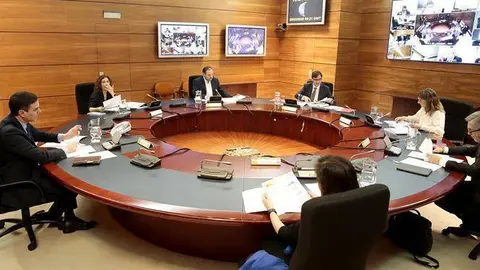 El presidente del Gobierno, Pedro Sánchez, preside el Consejo de Ministros extraordinario. Asisten presencialmente los ministros de Hacienda, Transportes, Sanidad, Trabajo, Interior y Defensa. Lo hace telemáticamente el resto del Gabinete.