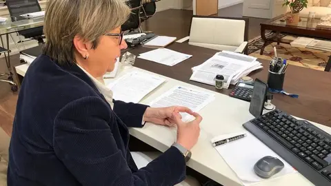 Rosa Quintana demanda un mecanismo simplificado por lo que los profesionales del marisqueo puedan justificar la bajada de ingresos por la crisis del COVID-19 y acceder de manera rápida a la prestación extraordinaria por cese de actividad.