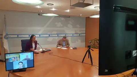 La conselleira de Infraestructuras y Movilidad, Ethel Vázquez, y el director general de Movilidad, Ignacio Maestro, mantuvieron un encuentro, por videoconferencia, con el presidente de la Federación de Autónomos del Taxi de Galicia (FEGATAXI) y con el presidente de Radio Taxi, Antonio Vázquez.