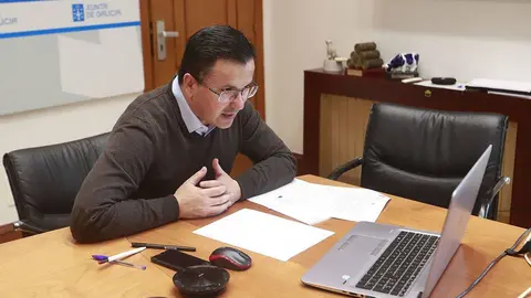 El titular de Medio Rural mantuvo una videoconferencia con presidentes de las DO vinícolas gallegas y de la IXP de las aguardientes y licores tradicionales de Galicia.