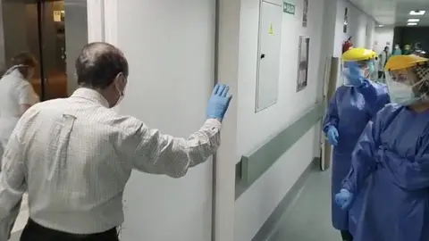 Momento en que el paciente se despide del personal Sanitario de Fátima. 