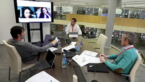 El vicepresidente de la Xunta, Alfonso Rueda, mantuvo esta ma&ntilde;ana una reuni&oacute;n por videoconferencia con representantes del Colegio Oficial de Psicolog&iacute;a de Galicia, sobre la evoluci&oacute;n de este servicio que se lleva a cabo a trav&eacute;s del tel&eacute;fono 112.