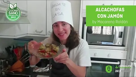 Macarena Roldán mostrando sus habilidades culinarias preparando deliciosas recetas con productos de Herbalife.