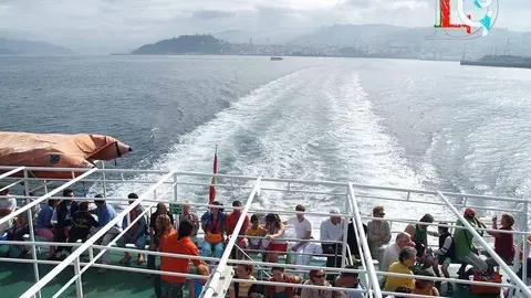 Barco con turistas navegando hacia las islas Cíes. ARCHIVO.