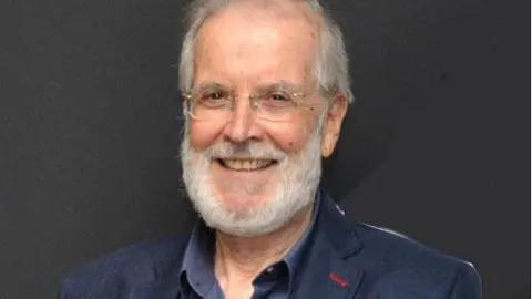 El humorista
gráfico, caricaturista, articulista y ensayista Siro López Lorenzo.