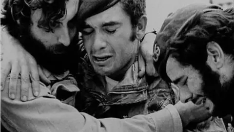 Imagem do filme/documentário 'Outro País', de Sérgio Tréfaut, recorrendo a imagens de arquivo de fotógrafos, jornalistas e cineastas estrangeiros, pretende reconstruir a situação vivida em Portugal durante os anos revolucionários de 1974-1975, a Revolução dos Cravos.