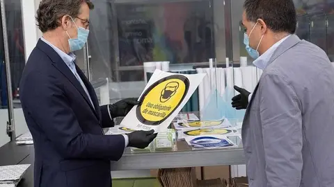 El presidente del Gobierno gallego visitó hoy en Silleda la empresa Arlit, que reorientó su actividad y acaba de entregar . pantallas protectoras faciales