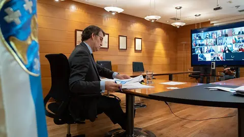El titular del Goberno gallego, Alberto Núñez Feijóo, mantuvo unha videoconferencia con el presidente do Gobierno central, Pedro Sánchez, y los otros presidentes autonómicos. Edificio Administrativo de San Caetano, Santiago de Compostela.