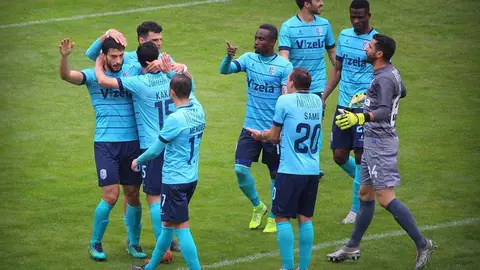 Futebol Clube Vizela asciende a la II Liga la próxima temporada 2020-2021, una decisión de la FPF que aparece en las indicaciones de la UEFA a las asociaciones que deben tener en cuenta el mérito deportivo cuando no fue posible terminar en una competencia, con el FC Vizela como el club con más puntos ganados por todos los participantes en el Campeonato portugués.