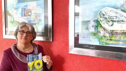 Rosa Montenegro en su domilicio con su libro. FOTO CORTESÍA DE LA AUTORA. 