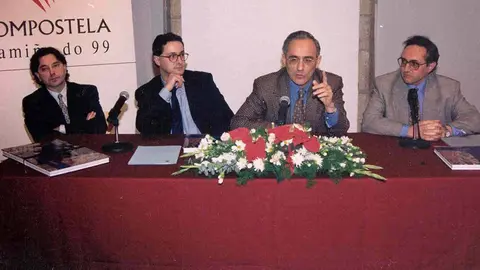 O acto de presentación do libro, que tivo lugar no Pazo de Bendaña en 1995. De esquerda a dereita: o urbanista Ánxel Viña, Juan Conde, Xerardo Estévez e Carlos Martí. ARQUIVO. 
 
