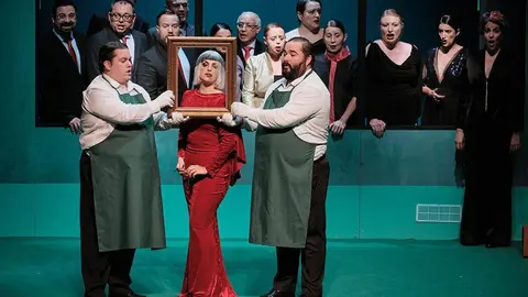 É unha produción da compañía Voadora, con dirección escénica de Marta Pazos, que aborda a entrada da muller na alta política e no mundo da arte