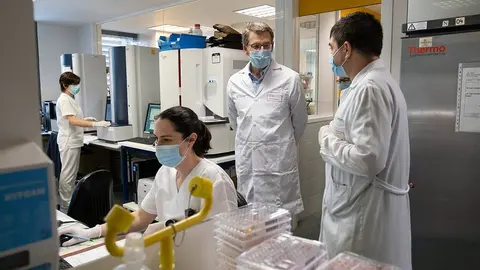 Laboratorio de microbiología del CHUAC, donde se pondrá en marcha esta iniciativa de Laboratorio de Microbiología 4.0. ARCHIVO. 