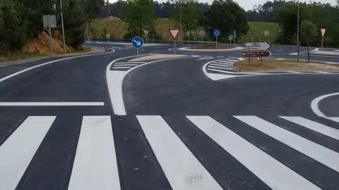 Esta actuación, cun investimento autonómico de máis de 48.000 euros, permitiu incrementar o diámetro da glorieta para que as manobras dos vehículos pesados se poidan realizar en condicións máis cómodas e seguras.