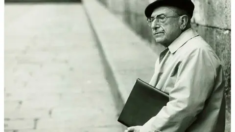 O profesor Ricardo Carbalho Calero. 