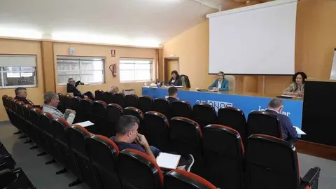 Las propuestas que surgieron de este encuentro para el presente y para el futuro serán expuestas por las federaciones de cofradías y asociaciones de bateeiros a sus socios para su aprobación. ARCHIVO. 