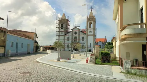 La intervención en la rua da Igreja también incluyó la introducción de una pasarela en el extremo sur de la calle y la recuperación de la fuente existente al lado de la Capilla de Nossa Senhora da Caridade y la Igreja Matriz.