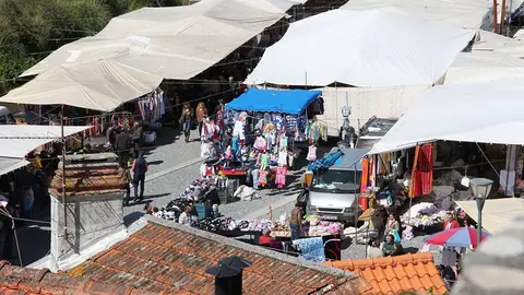 La Feria Semanal de Vila Nova de Cerveira vuelve a la Praça da Galiza el sábado 30 de mayo, en un espacio completamente vallado, con dos puntos de entrada y salida, con el uso obligatorio de una máscara para vendedores y usuarios, capacidad. Limpieza controlada e higiénica de todo el espacio antes y después de su finalización.