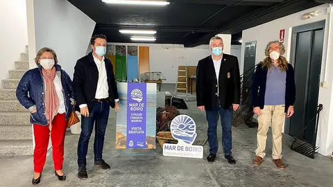 El alcalde, José Ramón Romero, la Concelleira de Turismo, Marisa Collazo, el vicepresidente de AGAN+, José Manuel Fernández, y el coordinador de la mostra, Xaquín, visitaron ayer las instalaciones del Centro Social de Escarabote donde se localiza el museo. 