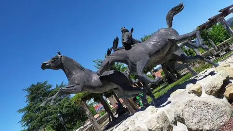 Monumento de Oliveira en Tui. ARCHIVO.